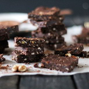 Рецепт Сыроедческого брауни с кусочками какао-бобов
