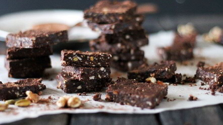 Рецепт сыроедческого брауни с кусочками какао-бобов