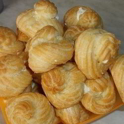 Рецепт Заварных пирожных с кремом из сгущенного молока и масла