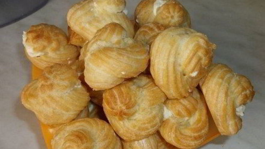 Рецепт заварных пирожных с кремом из сгущенного молока и масла