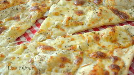 Рецепт Чесночной пиццы с моцареллой