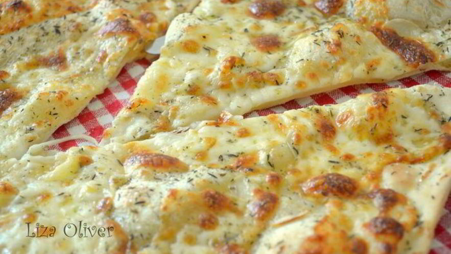 Рецепт чесночной пиццы с моцареллой