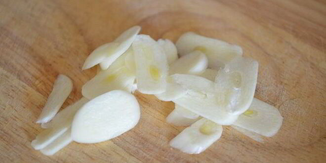 Рецепт чесночной пиццы с моцареллой