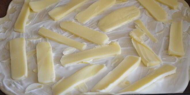 Рецепт чесночной пиццы с моцареллой