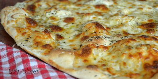 Рецепт чесночной пиццы с моцареллой