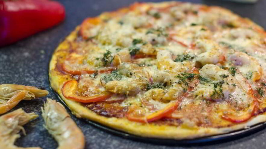 Рецепт домашней пиццы с креветками и сыром