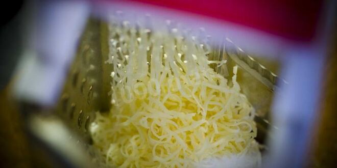 Рецепт домашней пиццы с креветками и сыром