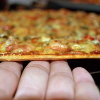 Пицца и пирожок