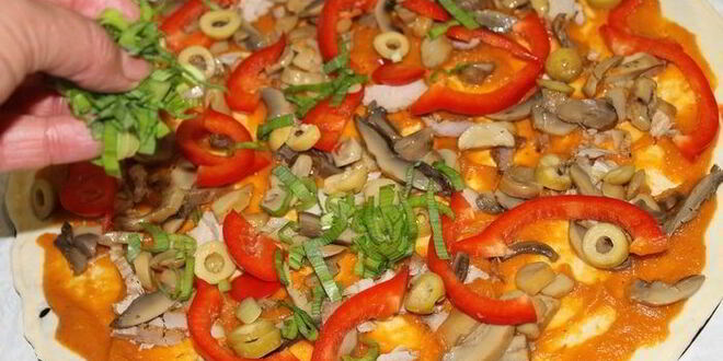 Рецепт пиццы овощной с грибами и зеленью по-деревенски
