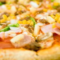 Рецепт Пиццы с ананасами, колбасой, сладкой кукурузой и томатами