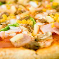 Рецепт Пиццы с ананасами, колбасой, сладкой кукурузой и томатами