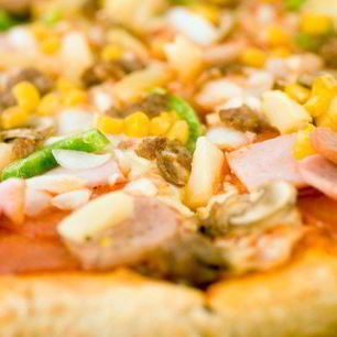 Рецепт Пиццы с ананасами, колбасой, сладкой кукурузой и томатами