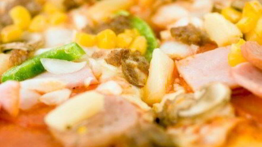 Рецепт пиццы с ананасами, колбасой, сладкой кукурузой и томатами