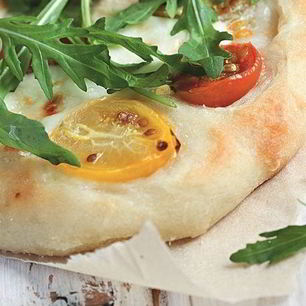 Рецепт Пиццы с черри, моцареллой и рукколой