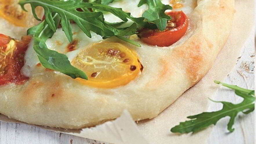 Рецепт пиццы с черри, моцареллой и рукколой