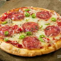 Пицца с колбасой помидорами и сыром