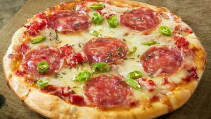 Рецепт Пиццы с колбасой помидорами и сыром