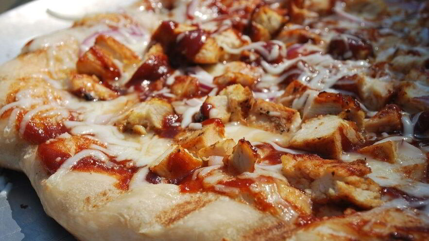 Рецепт пиццы с курицей и помидорами