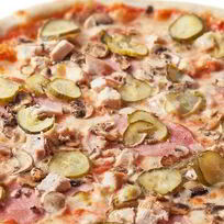 Пицца с курицей и ветчиной