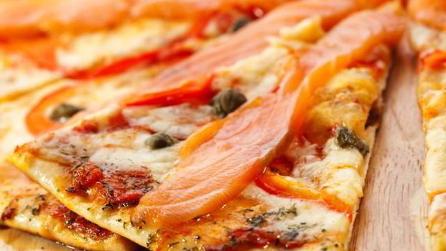 Рецепт пиццы с лососем и овощами