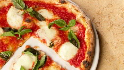 Рецепт Пиццы с острым сыром и листьями салата