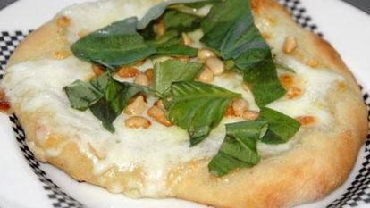 Рецепт Пиццы с сыром Моцарелла и кедровыми орешками