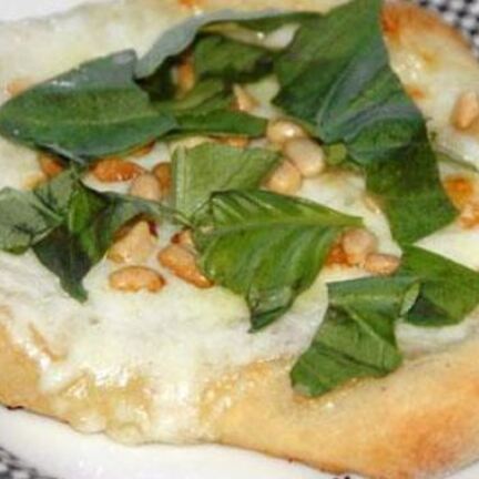 Рецепт Пиццы с сыром Моцарелла и кедровыми орешками