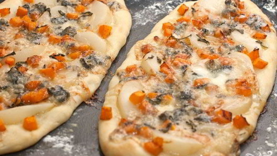 Рецепт пиццы с тыквой, грушей и горгонзолой