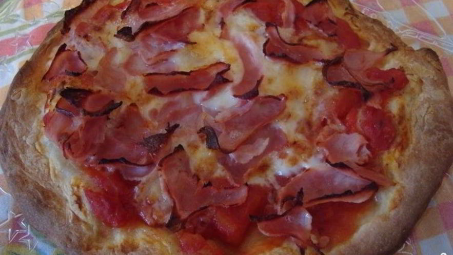 Рецепт пиццы с ветчиной и помидорами