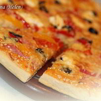 Пицца с ветчиной, перцем и творожным сыром