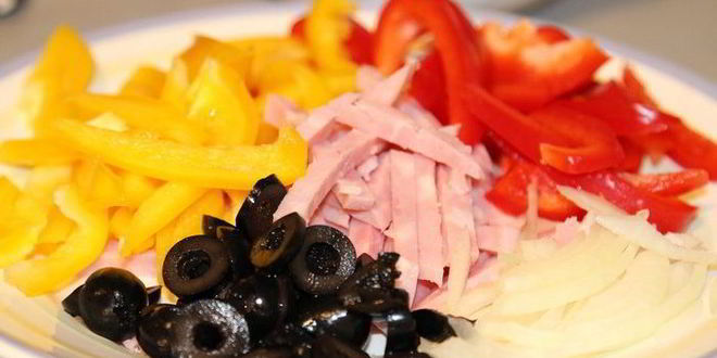 Рецепт пиццы с ветчиной, перцем и творожным сыром