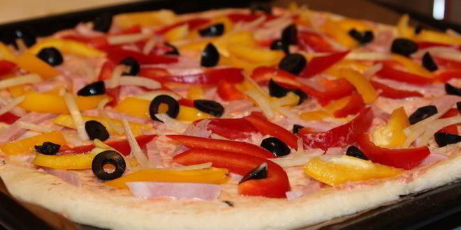 Рецепт пиццы с ветчиной, перцем и творожным сыром