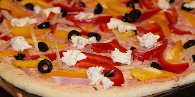 Рецепт пиццы с ветчиной, перцем и творожным сыром