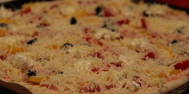 Рецепт пиццы с ветчиной, перцем и творожным сыром