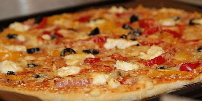 Рецепт пиццы с ветчиной, перцем и творожным сыром