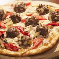 Пицца с яблочными митболами и соусом из печеного картофеля