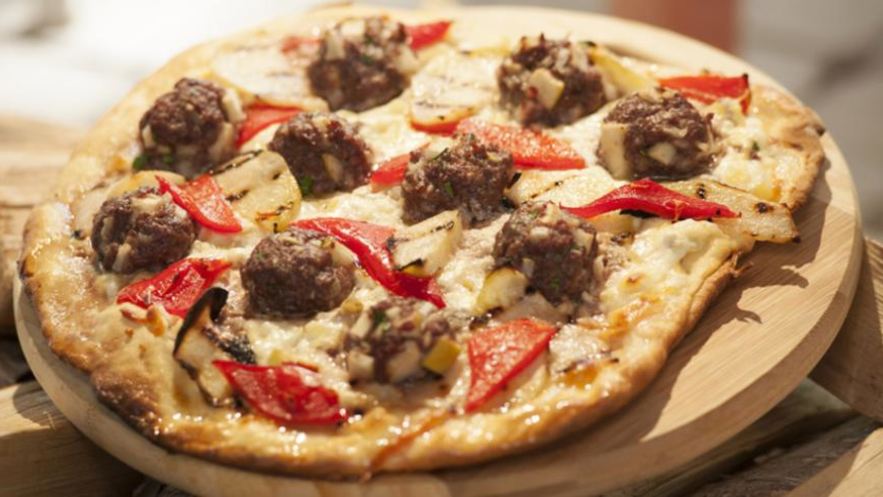 Рецепт пиццы с яблочными митболами и соусом из печеного картофеля