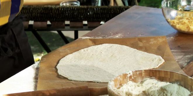 Рецепт пиццы с яблочными митболами и соусом из печеного картофеля