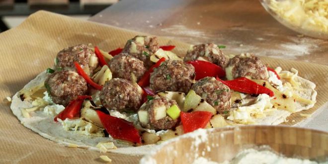 Рецепт пиццы с яблочными митболами и соусом из печеного картофеля