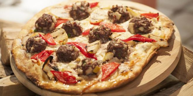 Рецепт пиццы с яблочными митболами и соусом из печеного картофеля