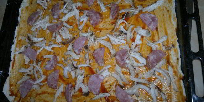 Рецепт слоеной пиццы с копченой грудкой