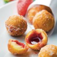 Рецепт Пончиков с клубнично-ванильной начинкой