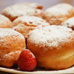 Рецепт Творожных пончиков с клубникой