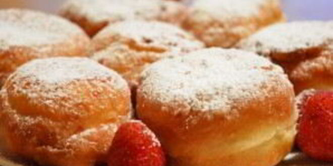 Рецепт творожных пончиков с клубникой