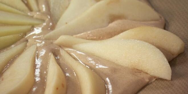 Рецепт грушевой шарлотки и домашний лимонад