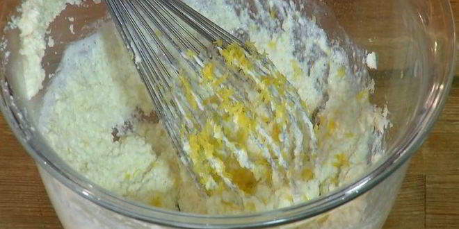 Рецепт лимонной шарлотки с голубикой