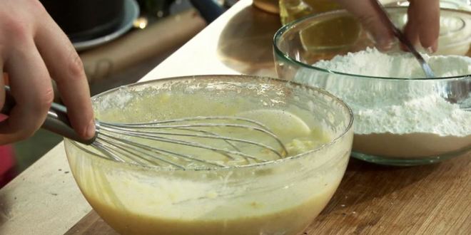 Рецепт шарлотки с джемом и сливочным кремом