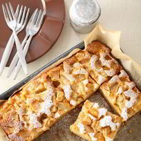 Шарлотка с кислыми яблоками и корицей