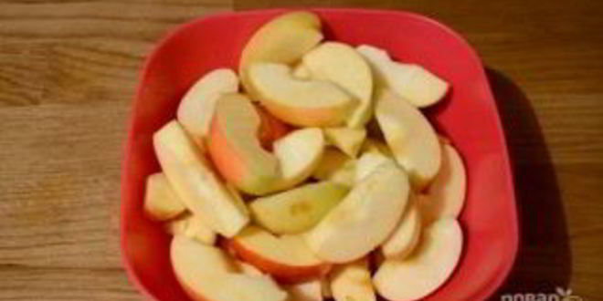 Рецепт шарлотки с яблоками и медовым бисквитом