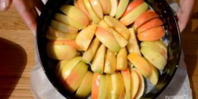 Рецепт шарлотки с яблоками и медовым бисквитом